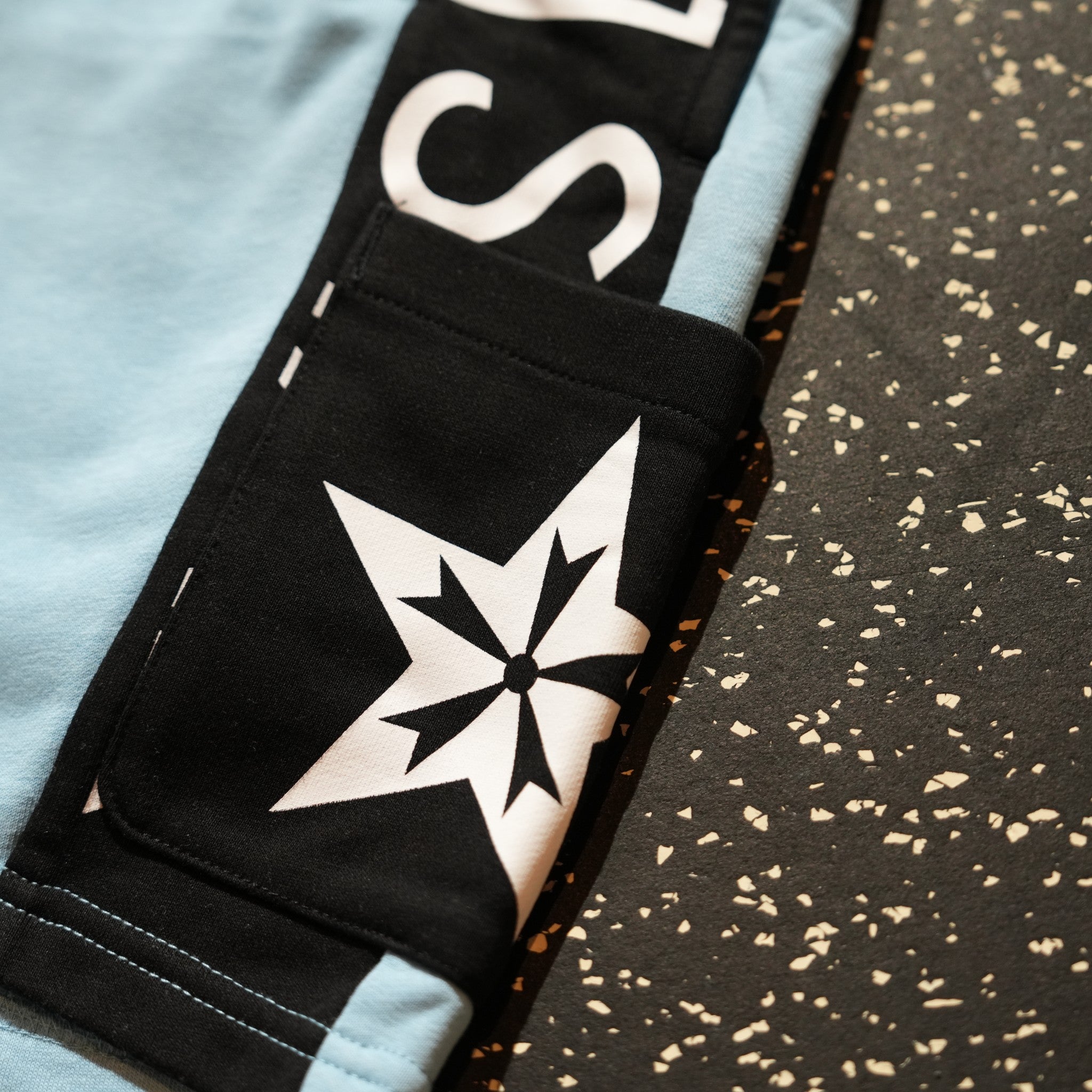 LINE LOGO HALF PANTS