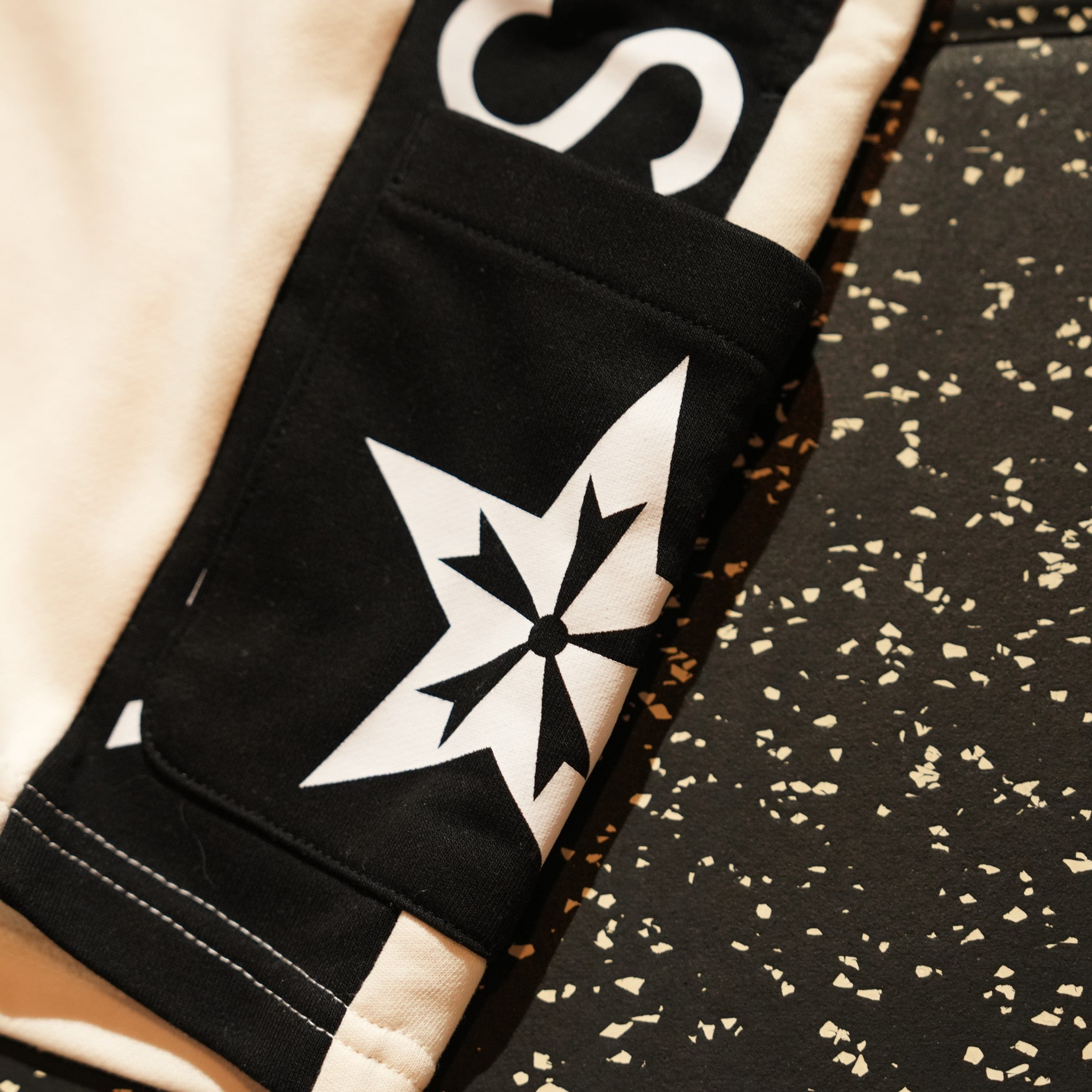 LINE LOGO HALF PANTS